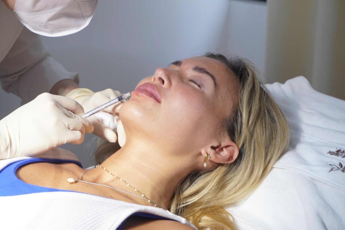 tiến hành tiêm filler