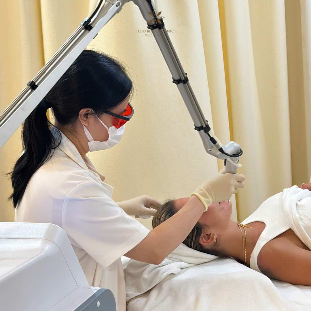 Bác sĩ tại HBIO Clinic thực hiện công nghệ laser pico