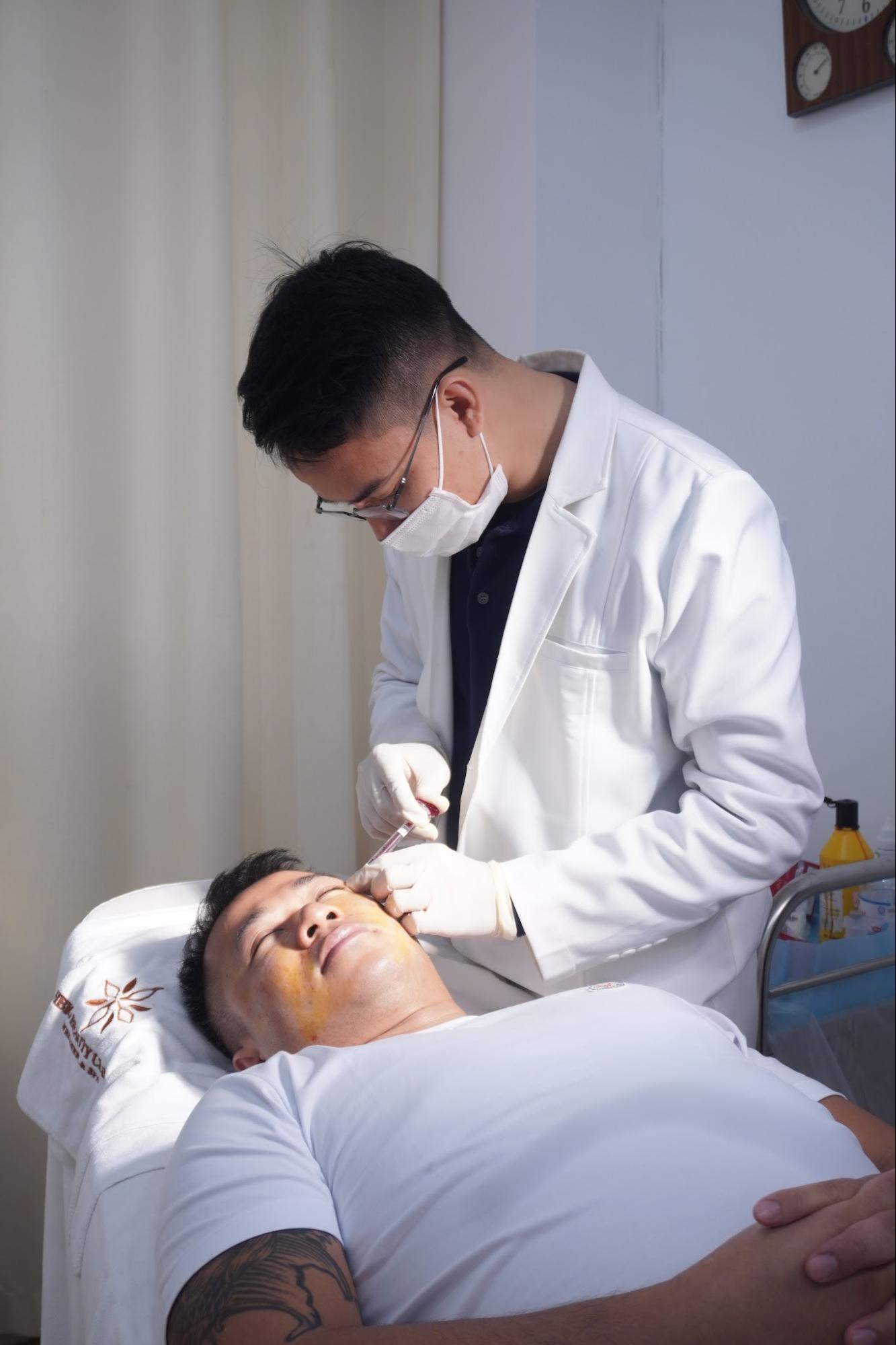 Tiêm filler làm đầy thái dương