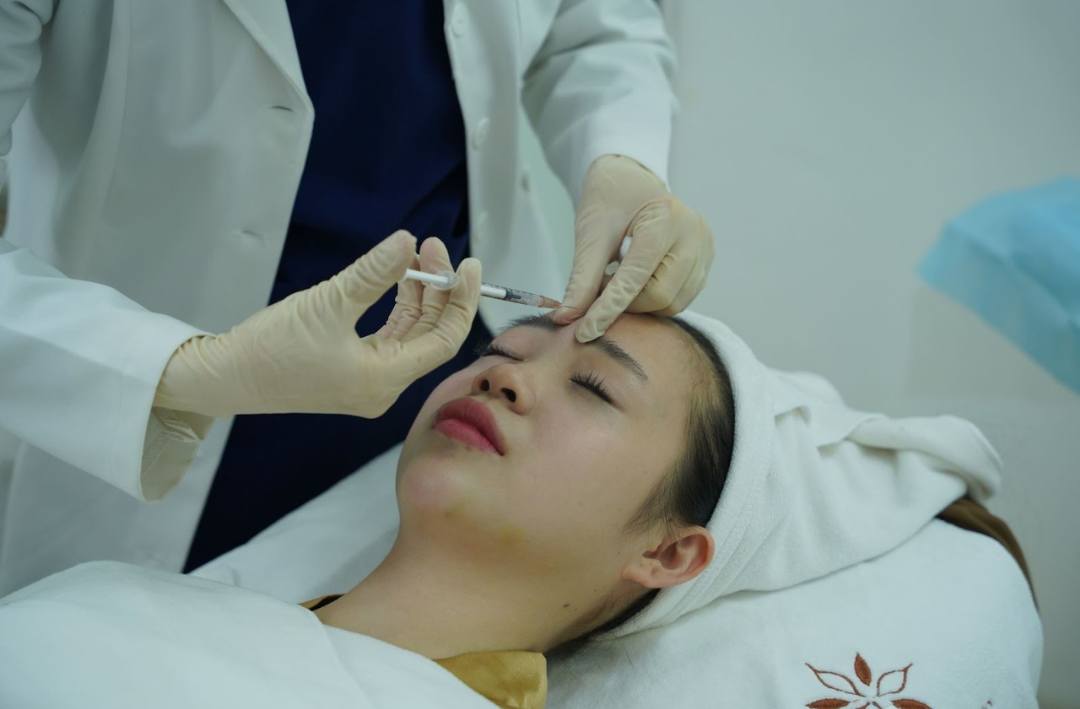 10 cách xoá nếp nhăn ấn đường hiệu quả