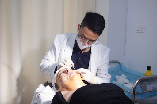 Làm sạch và sát khuẩn vùng điều trị