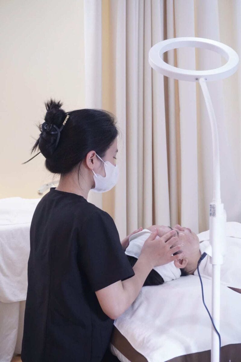 Khách hàng thực hiện laser pico tại HBIO Clinic