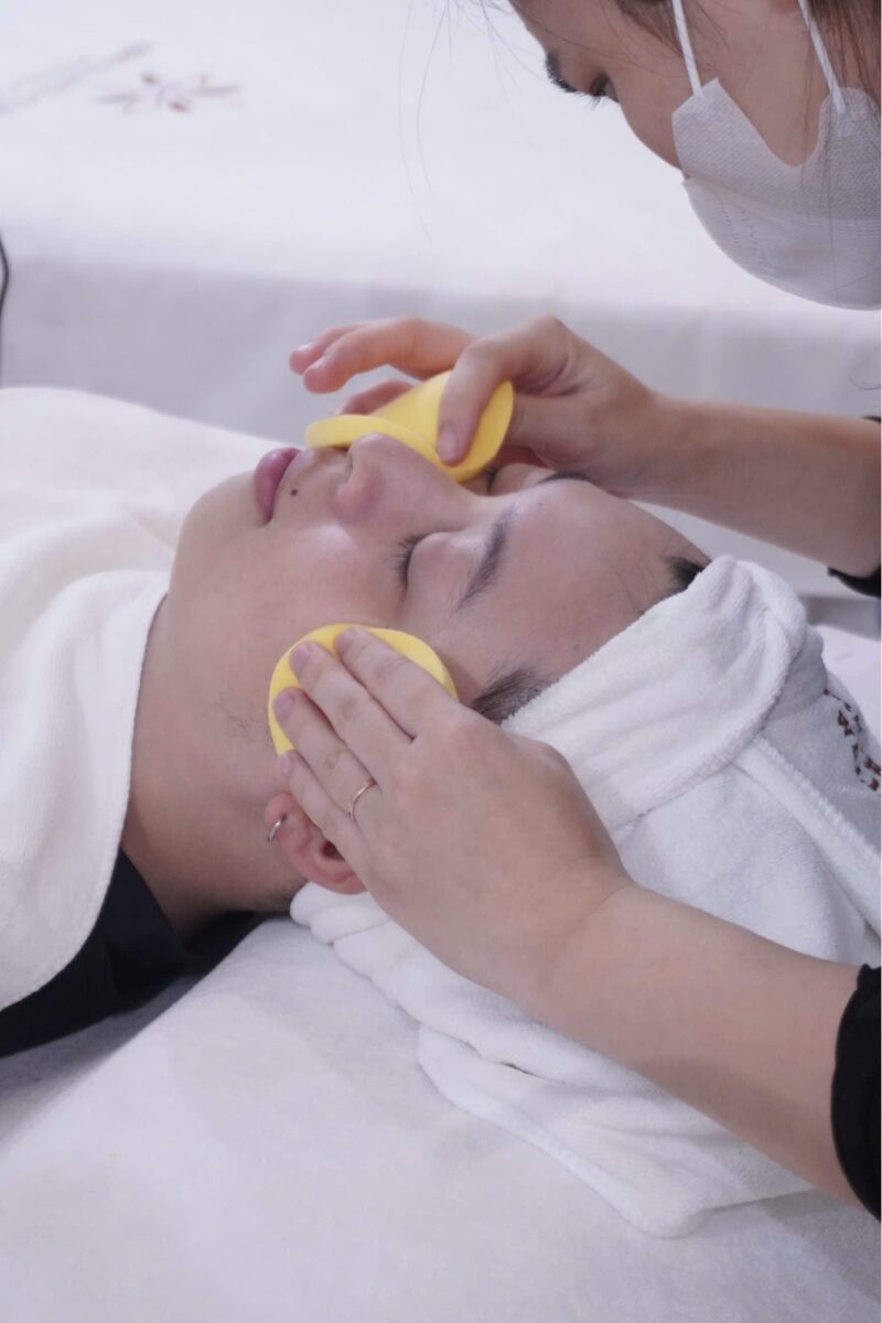 Làm sạch và sát khuẩn vùng điều trị