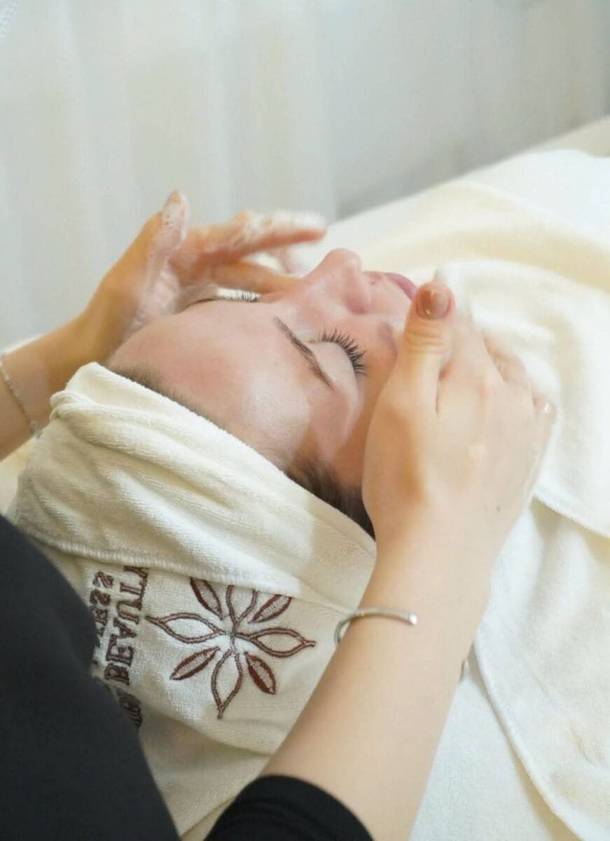Thực hiện massage mặt