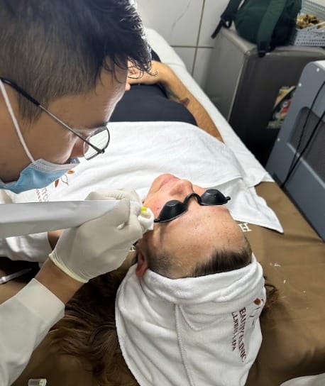 Có nên tiêm bọng mắt cười?