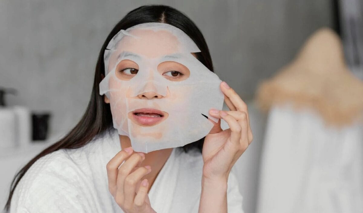 Đắp mặt nạ dưỡng da