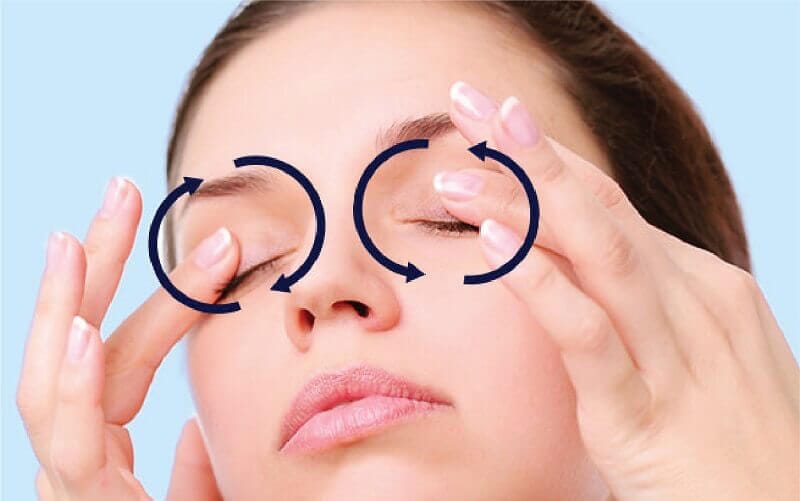 Massage vùng mắt cải thiện tình trạng lệch kích thước mắt