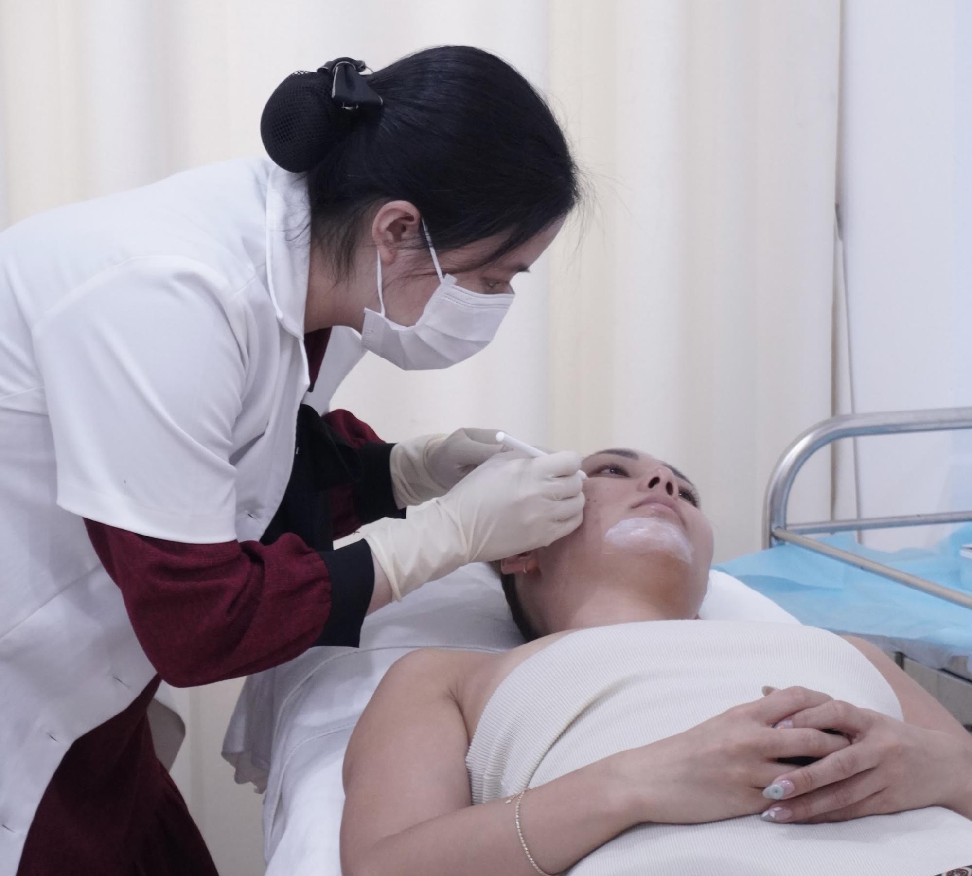 Có nên tiêm bọng mắt cười?