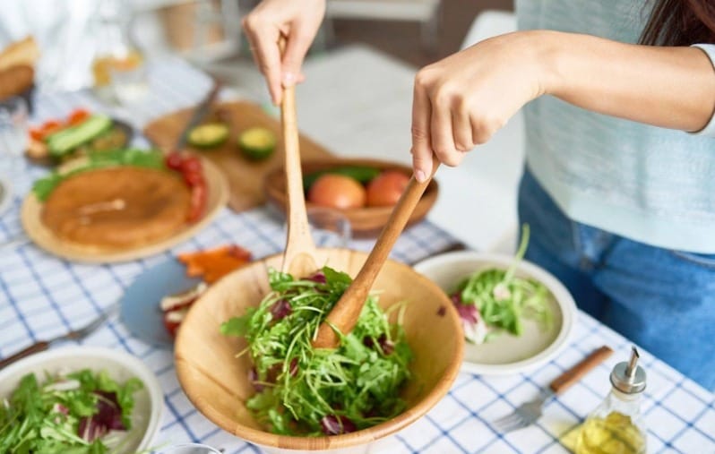 Ăn uống lành mạnh và bổ sung thêm rau xanh vào thực đơn mỗi ngày