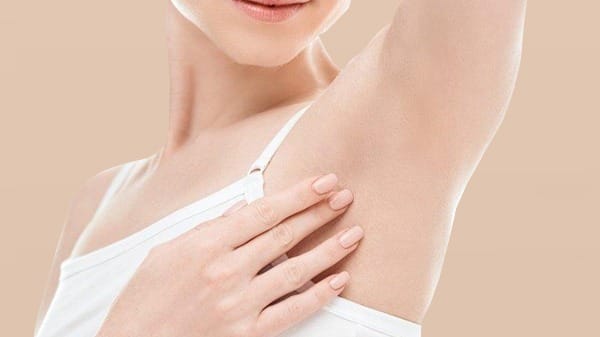 Cách chăm sóc vùng da dưới cánh tay sau khi triệt lông nách