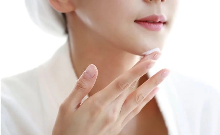 Dùng mỹ phẩm không an toàn có thể gây ra mụn ẩn dưới cằm