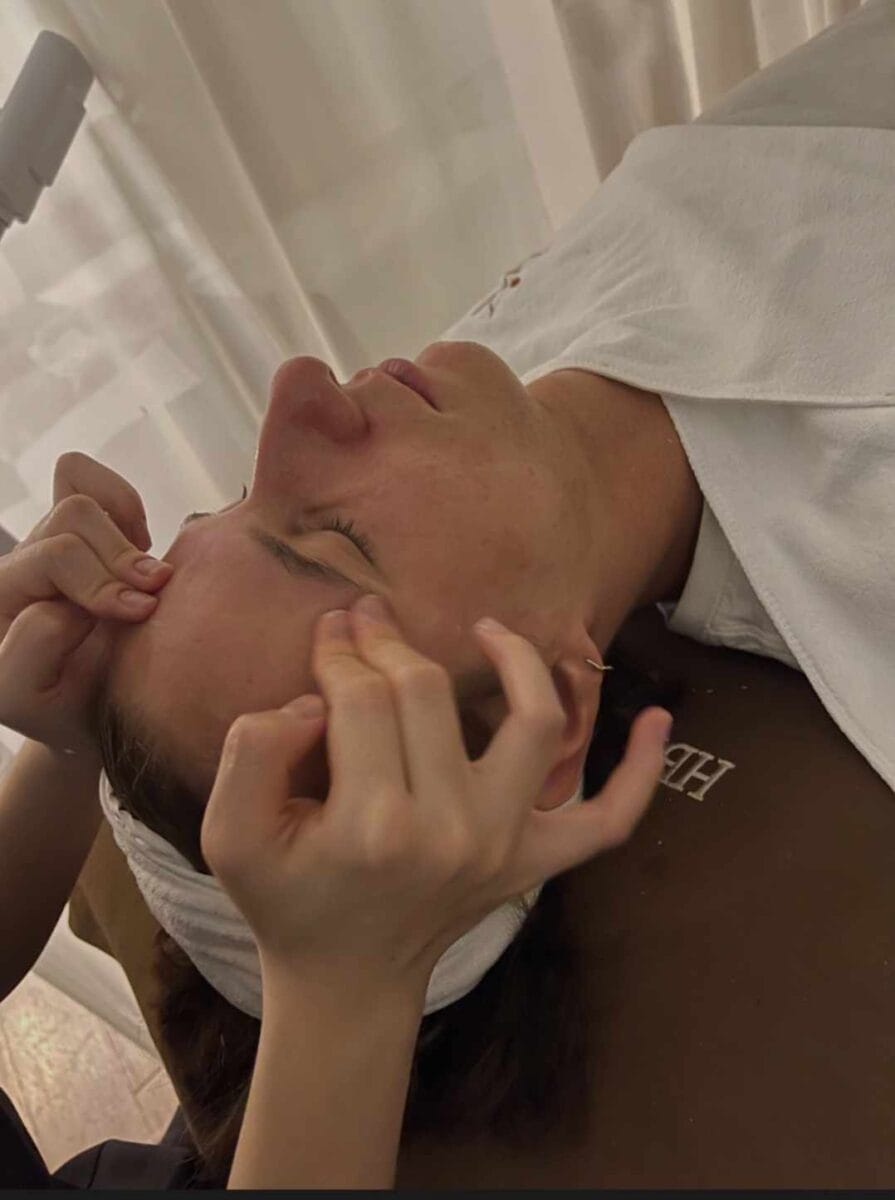 Massage mắt nhẹ nhàng để tránh tổn thương mắt