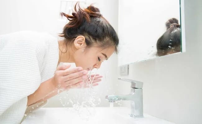 Sử dụng sữa rửa mặt làm sạch lỗ chân lông