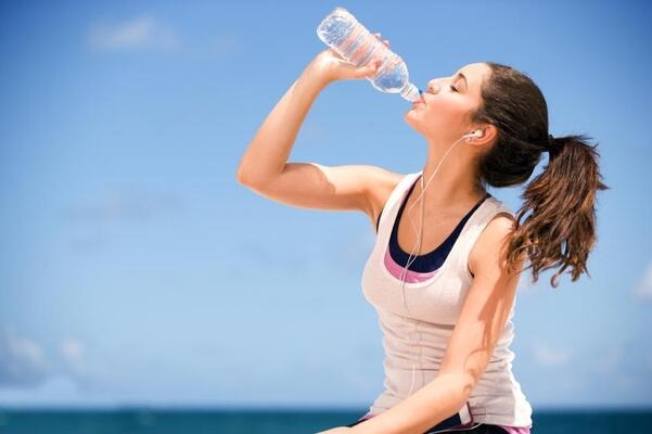 Uống đủ 2–2.5 lít nước/ngày