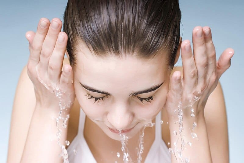 Vệ sinh da thường xuyên giúp ngăn ngừa mụn
