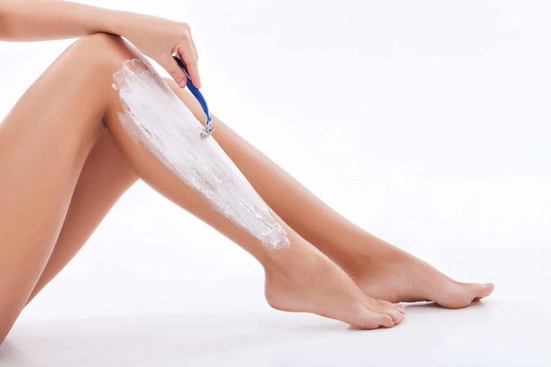 Vì sao lông chân mọc lại nhanh sau khi cạo?