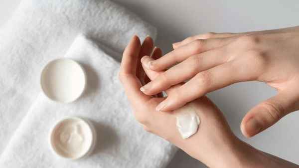 Chăm sóc bàn tay tại nhà để luôn trắng sáng, mịn màng