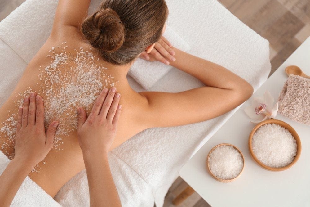 Cách trị mụn thâm lưng với  muối