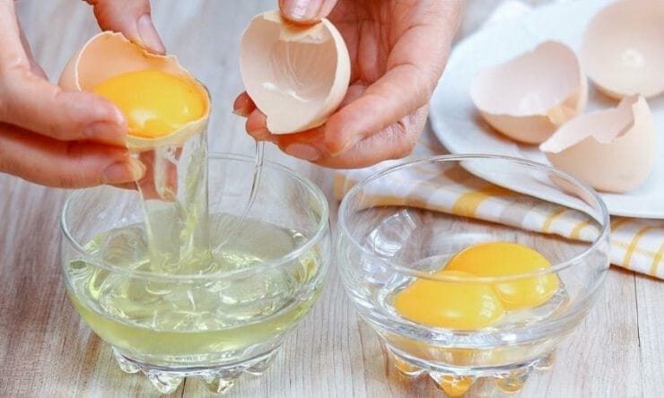 Cách trị mụn thâm lưng với trứng gà và giấm