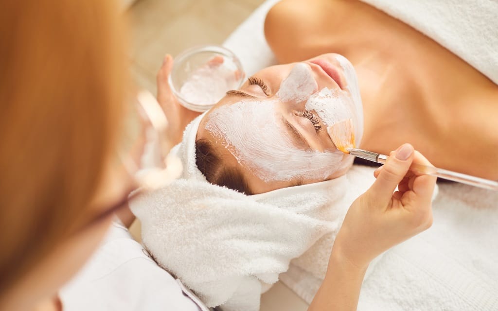 Chăm sóc da mặt ở spa có tốt không?