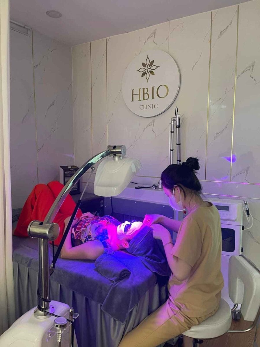 Chuyên viên điều trị mụn bằng ánh sáng xanh