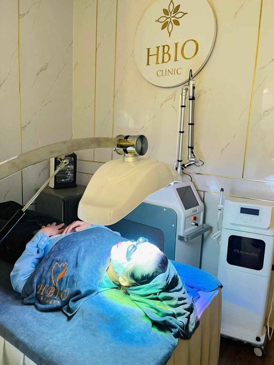 Điều trị mụn bằng ánh sáng xanh là phương pháp hiện đại