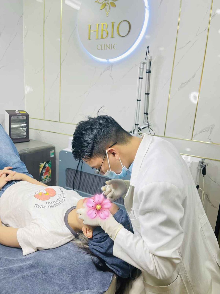 Thực hiện bởi bác sĩ da liễu – thẩm mỹ nội khoa giàu kinh nghiệm