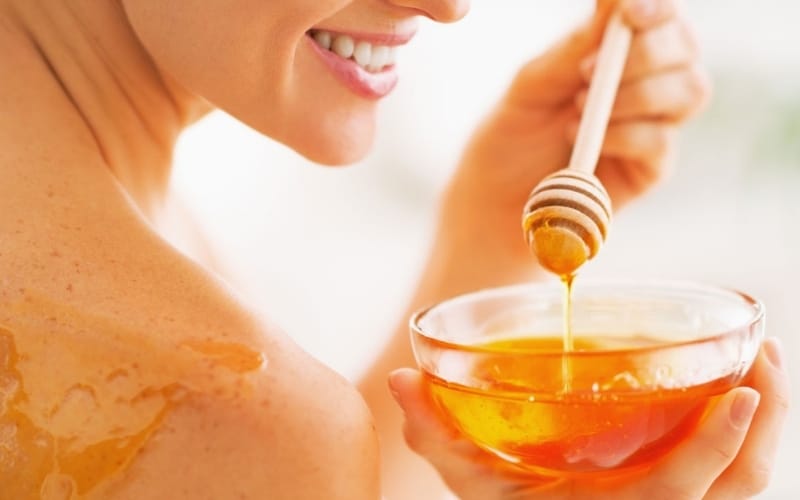 Làm dịu da cháy nắng với mật ong