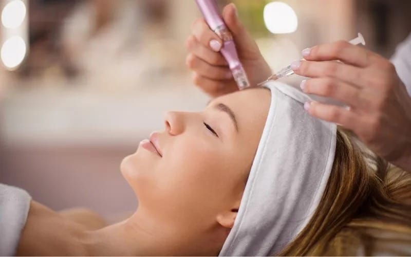 Lăn kim và vi kim là hai phương pháp tạo ra những tổn thương vi điểm trên bề mặt da