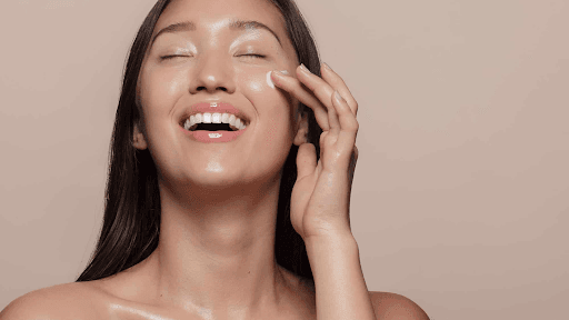 Thoa kem chống nắng mỗi ngày để bảo vệ da khỏi tác động của tia UV