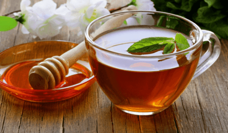 Điều trị mụn bằng đá viên từ trà xanh và mật ong