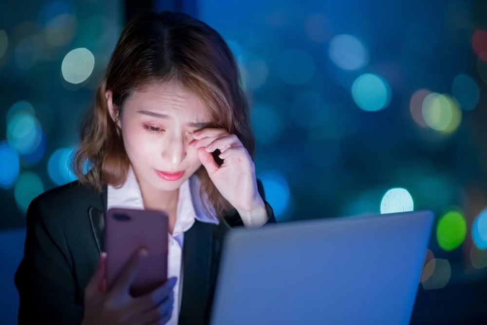 Ánh sáng điện thoại có làm đen da