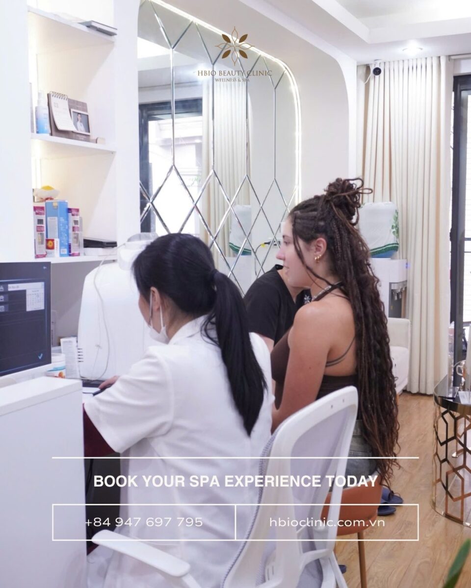 Bác sĩ trực tiếp thăm khám