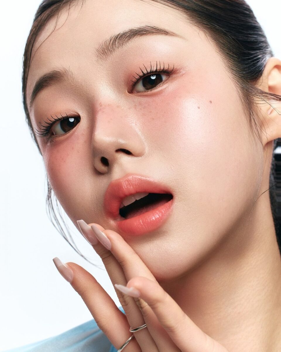 Dáng môi mỏng cười nhẹ