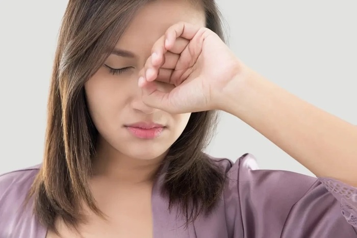 Không tự ý massage hoặc xoa bóp vùng mắt