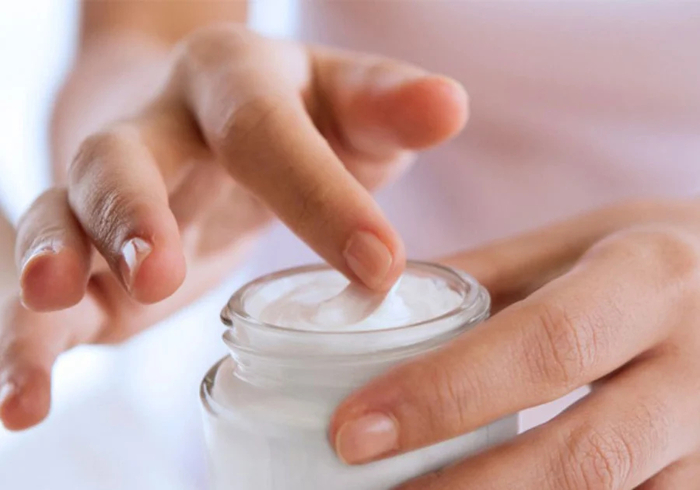 Kích ứng các hoạt chất khiến bôi kem dưỡng ẩm bị nóng mặt