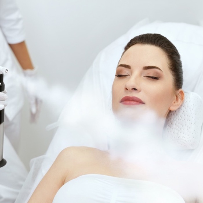 Dùng liệu pháp áp lạnh để điều trị hạt cơm phẳng