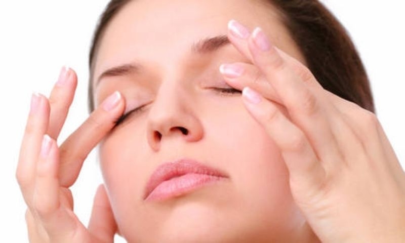 Bài tập xóa rãnh lệ bằng cách kéo căng cơ vòng mắt