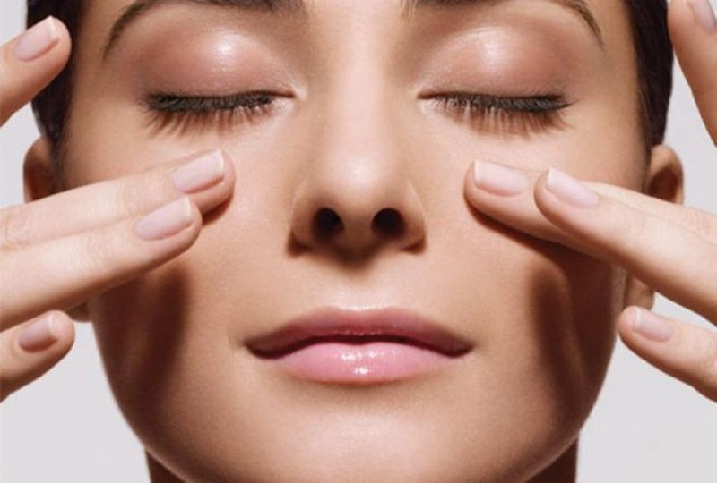 Bài tập xóa rãnh lệ bằng cách massage miết nhẹ nâng cơ