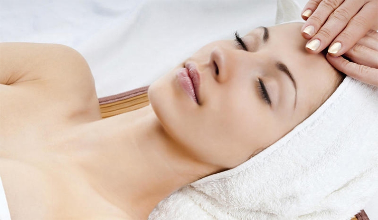 Rửa mặt bằng sản phẩm dịu nhẹ