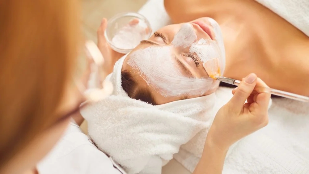 Đắp mặt nạ dưỡng chất sau khi chăm sóc da tại spa