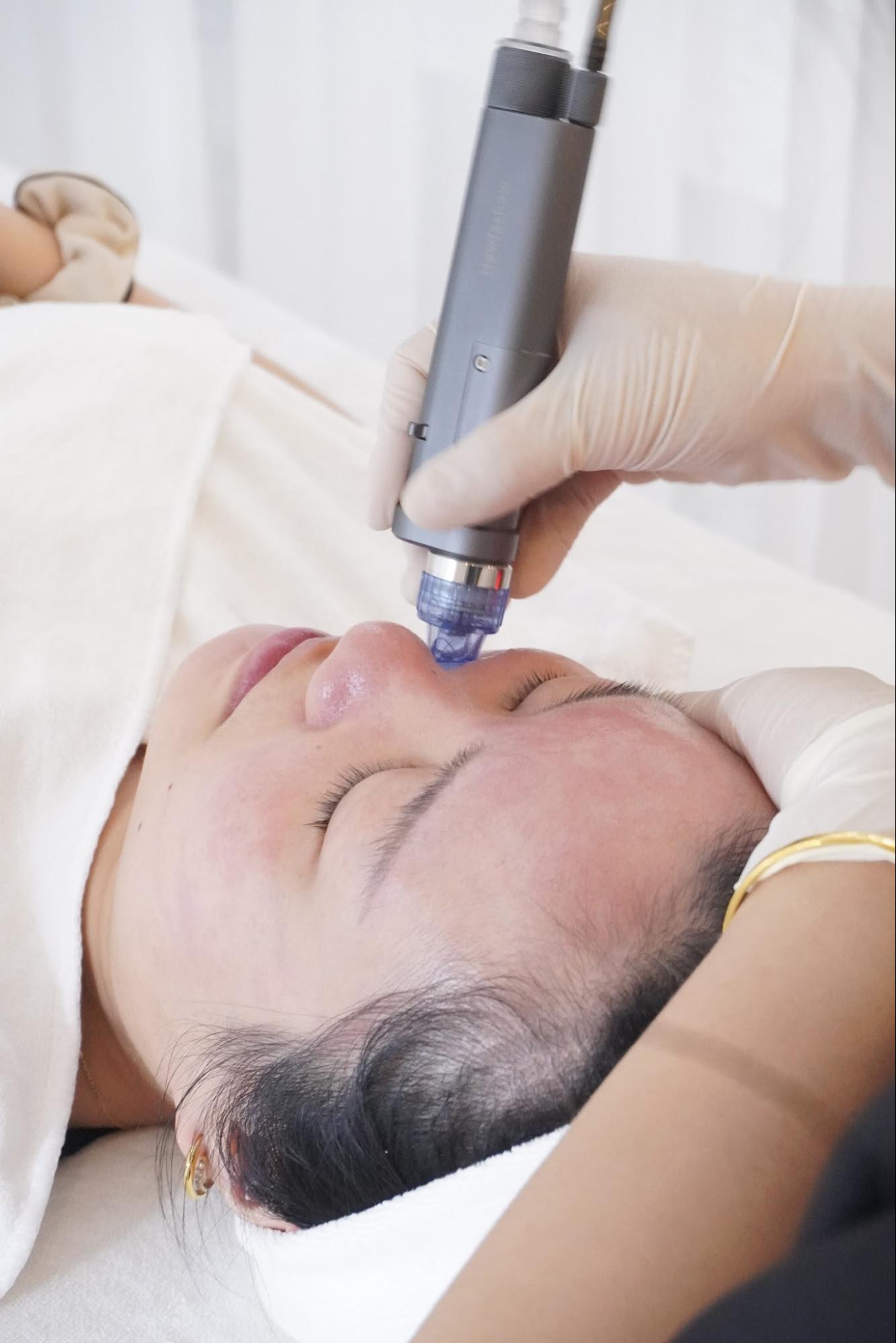 Dùng kem dưỡng khóa ẩm sau các bước chăm sóc da tại spa