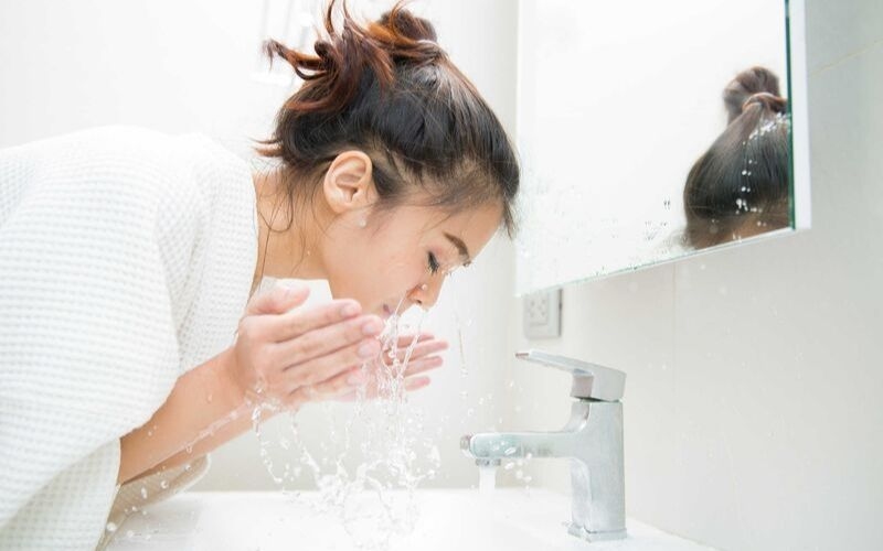 Đắp mặt nạ xong có cần rửa mặt lại không?