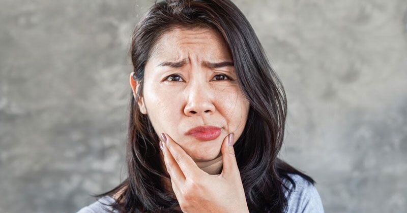 Đơ cứng gương mặt và mất biểu cảm tự nhiên