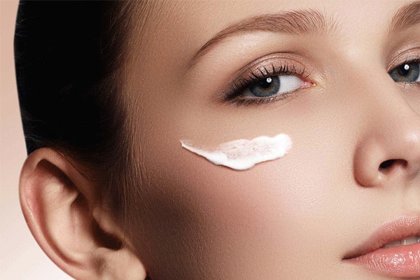 Cách giảm quầng thâm mắt bằng kem dưỡng chuyên biệt