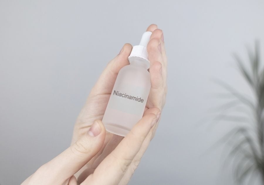 Sử dụng Niacinamide để cải thiện mụn cám