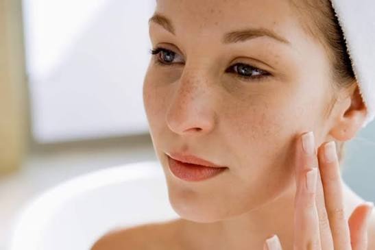 Gently cleanses the skin