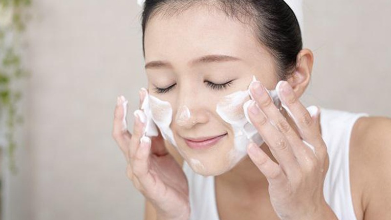 Rửa sạch da với nước và sữa rửa mặt