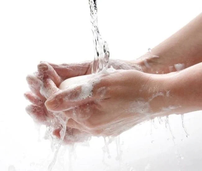 Vệ sinh tay đặc biệt quan trọng trong các bước rửa mặt đúng cách