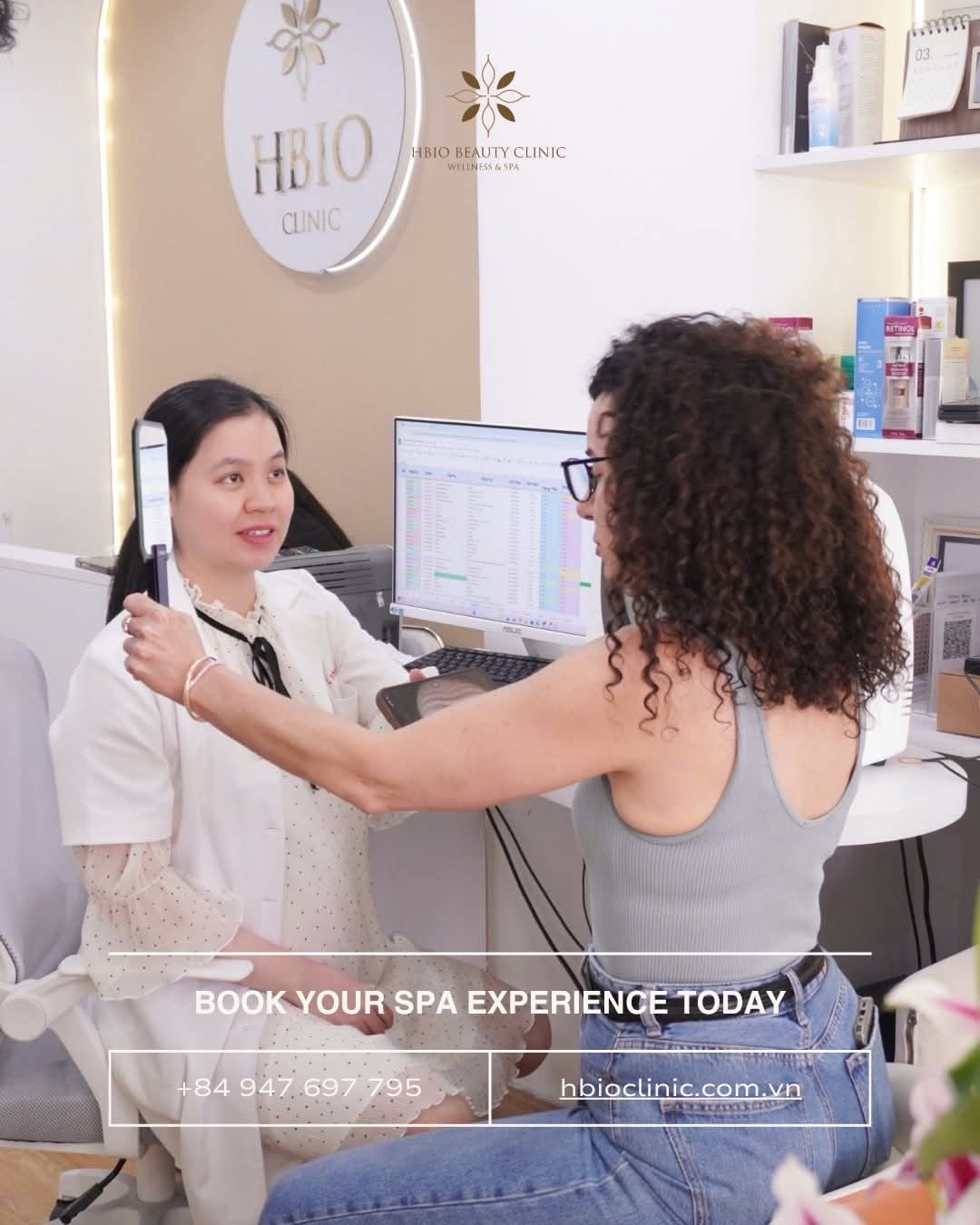 HBIO Clinic tư vấn và soi da cho khách hàng